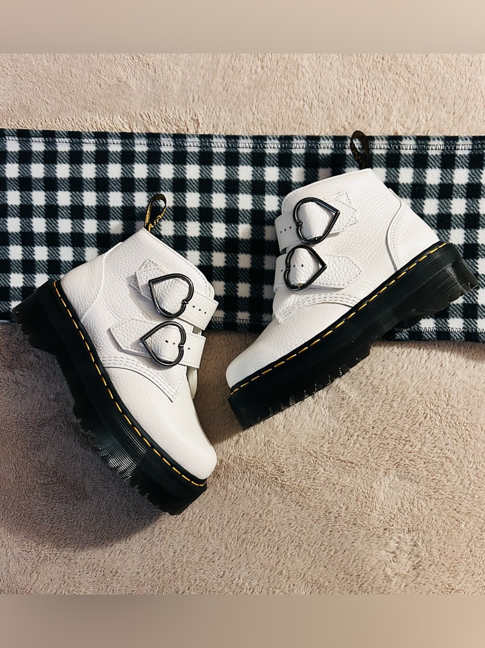 NWOB Dr. Martens Devon HEART Platform Ankle Boots women’s size 7